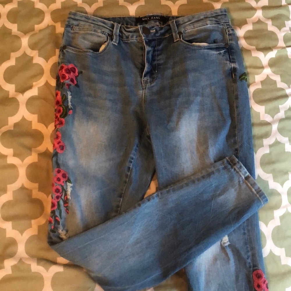 Max Jeans with flower and distressing details